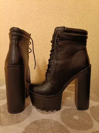Botas de plataforma negras con cordones
