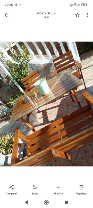 Mesa y sillas de madera y cristal