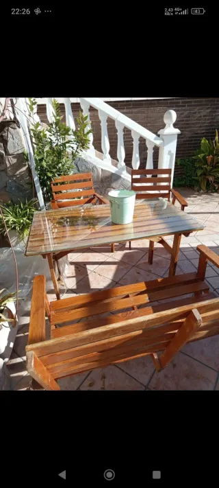 Mesa y sillas de madera y cristal
