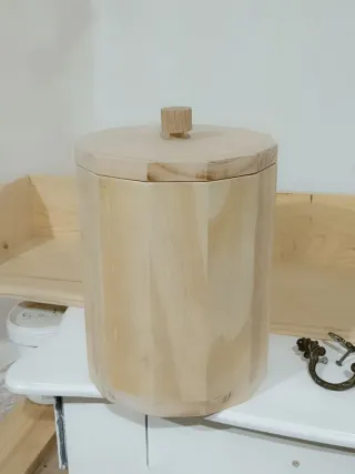 Caja redonda de madera con tapa