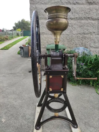 Molino de café antiguo de hierro fundido