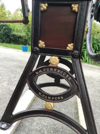 Molino de café antiguo de hierro fundido