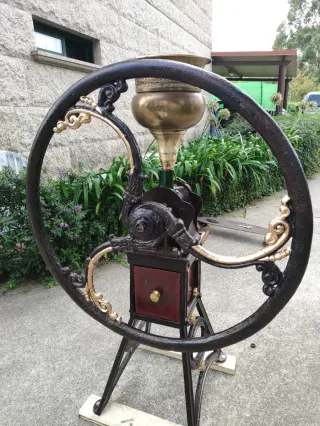 Molino de café antiguo de hierro fundido