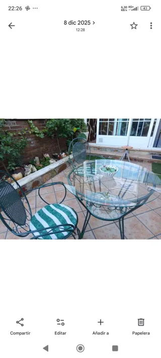 Mesa de exterior de cristal y metal