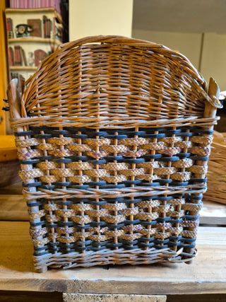 Cesta de mimbre artesanal