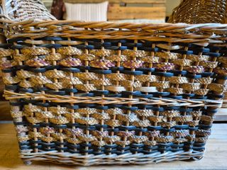 Cesta de mimbre artesanal