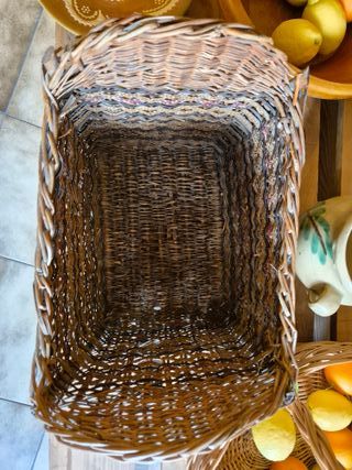 Cesta de mimbre artesanal