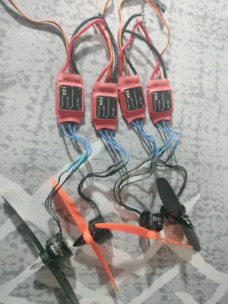 4 Motores Emax y 4 Variadores