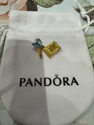 Pandora Charm Bridgerton Libro y Pluma Azul Dorado