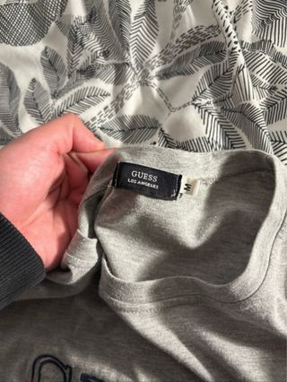 Camiseta Guess Gris Logo Bordado Talla M