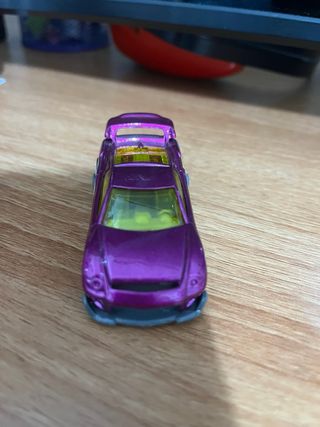 Coche Hot Wheels Morado con Llamas