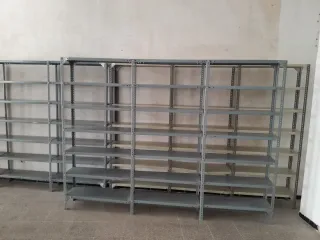 Estanterías metálicas grises