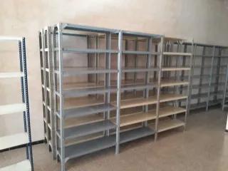 Estanterías metálicas grises