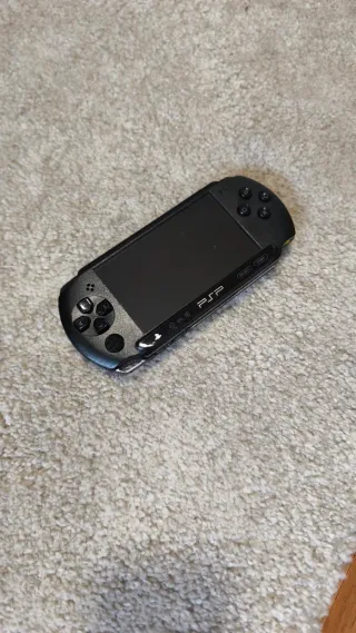 PSP E1004 + 11 Juegos