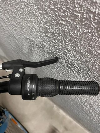 Bicicleta azul con cesta y portabultos