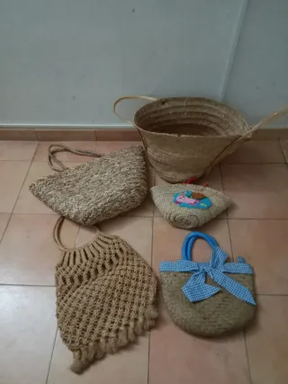 Lote de 5 capazos de mimbre y tela
