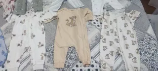 Lote Pijamas bebé 0-6 meses mas saco dormir fino