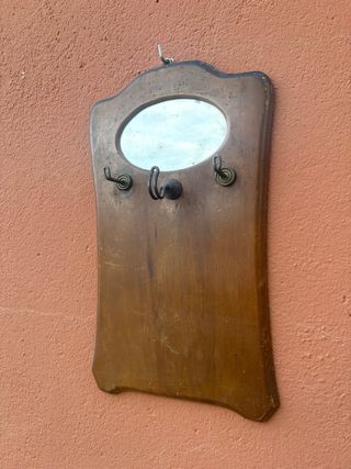 Antiguo perchero de madera con espejo