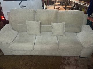 Sofá 3+2 de tela beige, con tres cojines del sofa