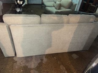 Sofá 3+2 de tela beige, con tres cojines del sofa