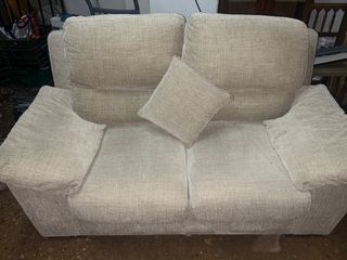Sofá 3+2 de tela beige, con tres cojines del sofa