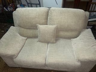Sofá 3+2 de tela beige, con tres cojines del sofa