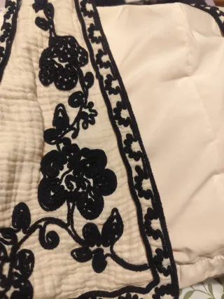 Chaleco bordado flores blanco y negro