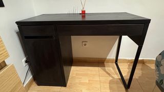 Escritorio negro-marrón.