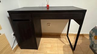 Escritorio negro-marrón.