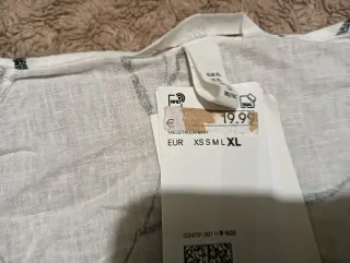 Blusa blanca con estampado floral negro