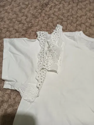 Camiseta blanca con volantes