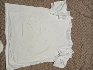 Camiseta blanca con volantes