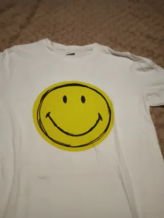 Camiseta blanca con cara sonriente amarilla