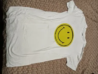 Camiseta blanca con cara sonriente amarilla