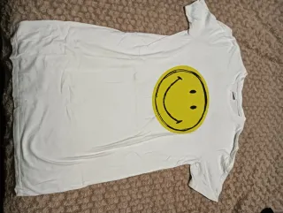 Camiseta blanca con cara sonriente amarilla