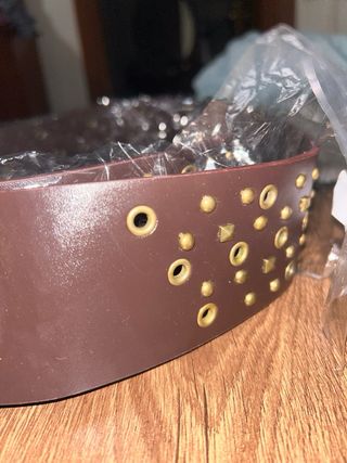 Cinturón ancho cuero marrón tachuelas