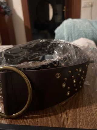 Cinturón ancho cuero marrón tachuelas