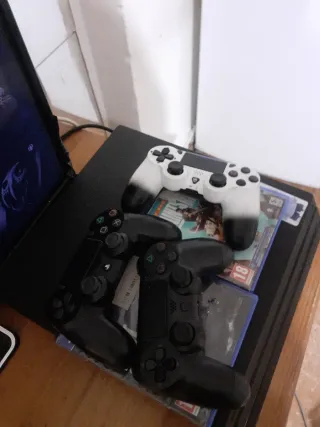 PS4 Pro Negra + 3 Mandos + 5 Juegos