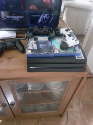 PS4 Pro Negra + 3 Mandos + 5 Juegos