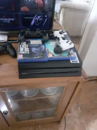 PS4 Pro Negra + 3 Mandos + 5 Juegos