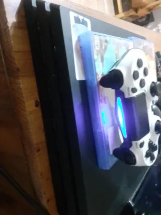 PS4 Pro Negra + 3 Mandos + 5 Juegos