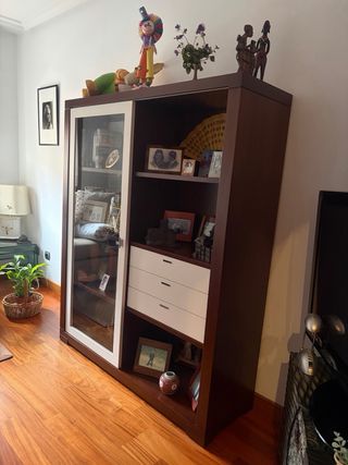 Mueble de madera nogal con cristal y cajonera