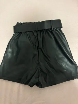 Falda pantalón cuero con cinturón