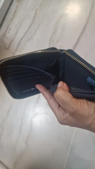 Cartera Tommy Hilfiger azul y roja