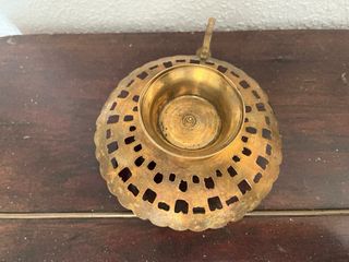 Palmatoria antigua latón decorada