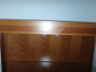 Vitrina de madera con baldas de cristal URGE,