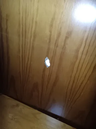 Vitrina de madera con baldas de cristal URGE,