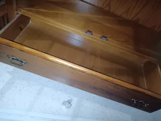 Vitrina de madera con baldas de cristal URGE,