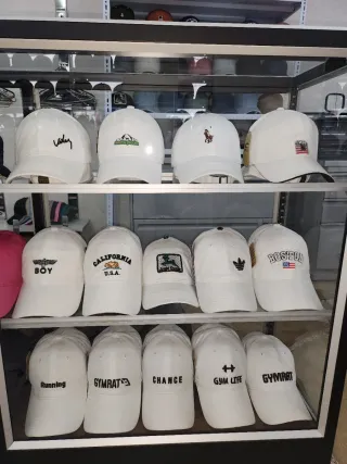 Gorras blancas variadas