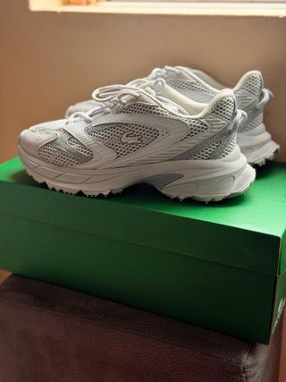 Zapatillas Lacoste grises y blancas